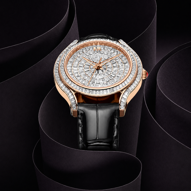 Relógio Estrela com pulseira preta, mostrador branco e aro cravejado em caixa rosé.