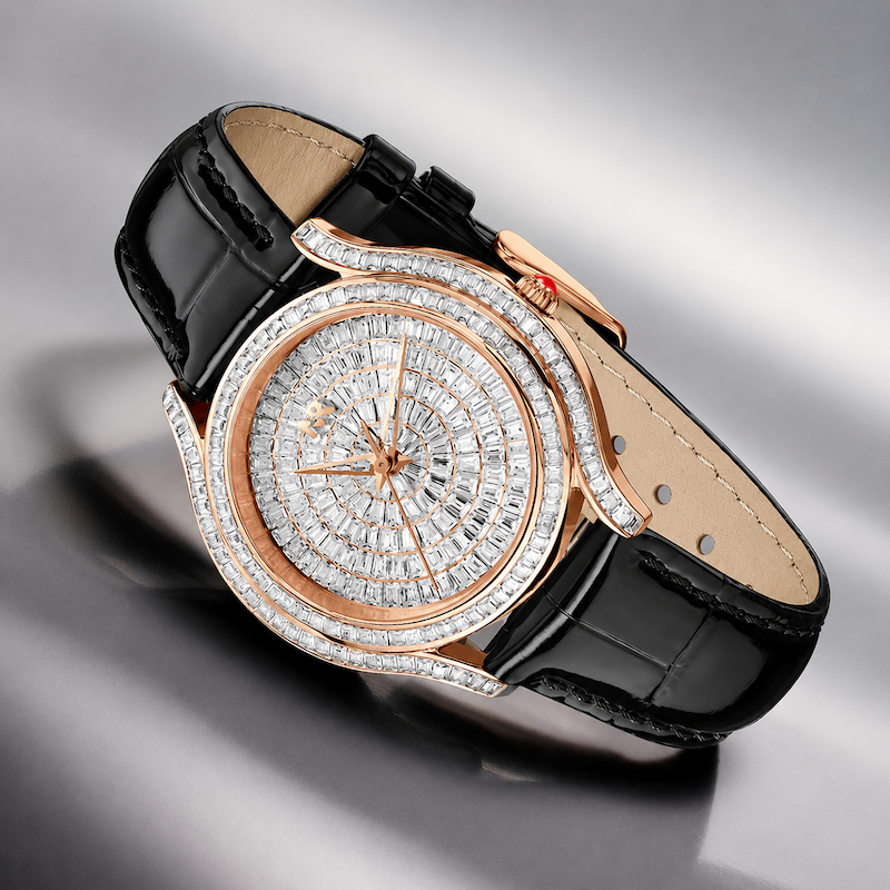 Relógio Estrela com pulseira preta, mostrador branco e aro cravejado; caixa rosé.