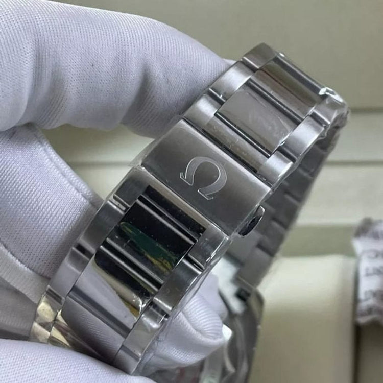 Elos da pulseira de aço do relógio com fecho e detalhe gravado