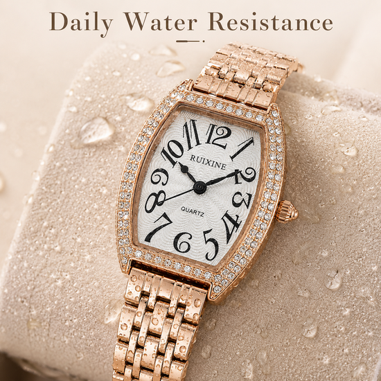 Relógio retangular dourado rosé, pulseira metálica e mostrador branco com pedras
