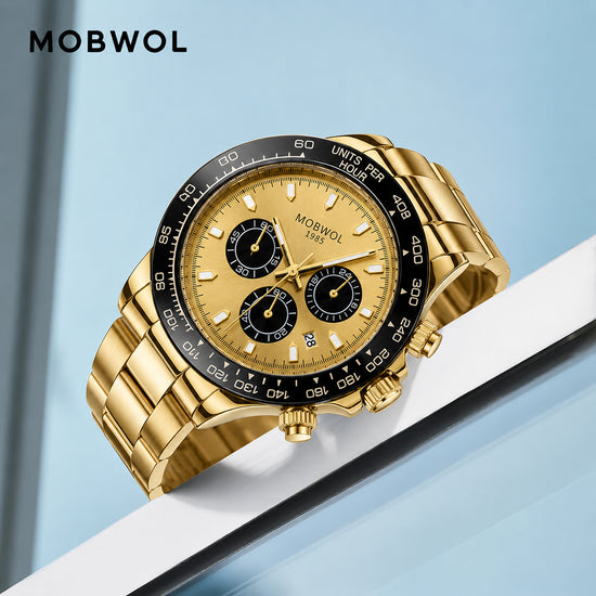 Relógio Movara® Pilotos dourado com cronógrafo, fundo bege e pulseira de metal.
