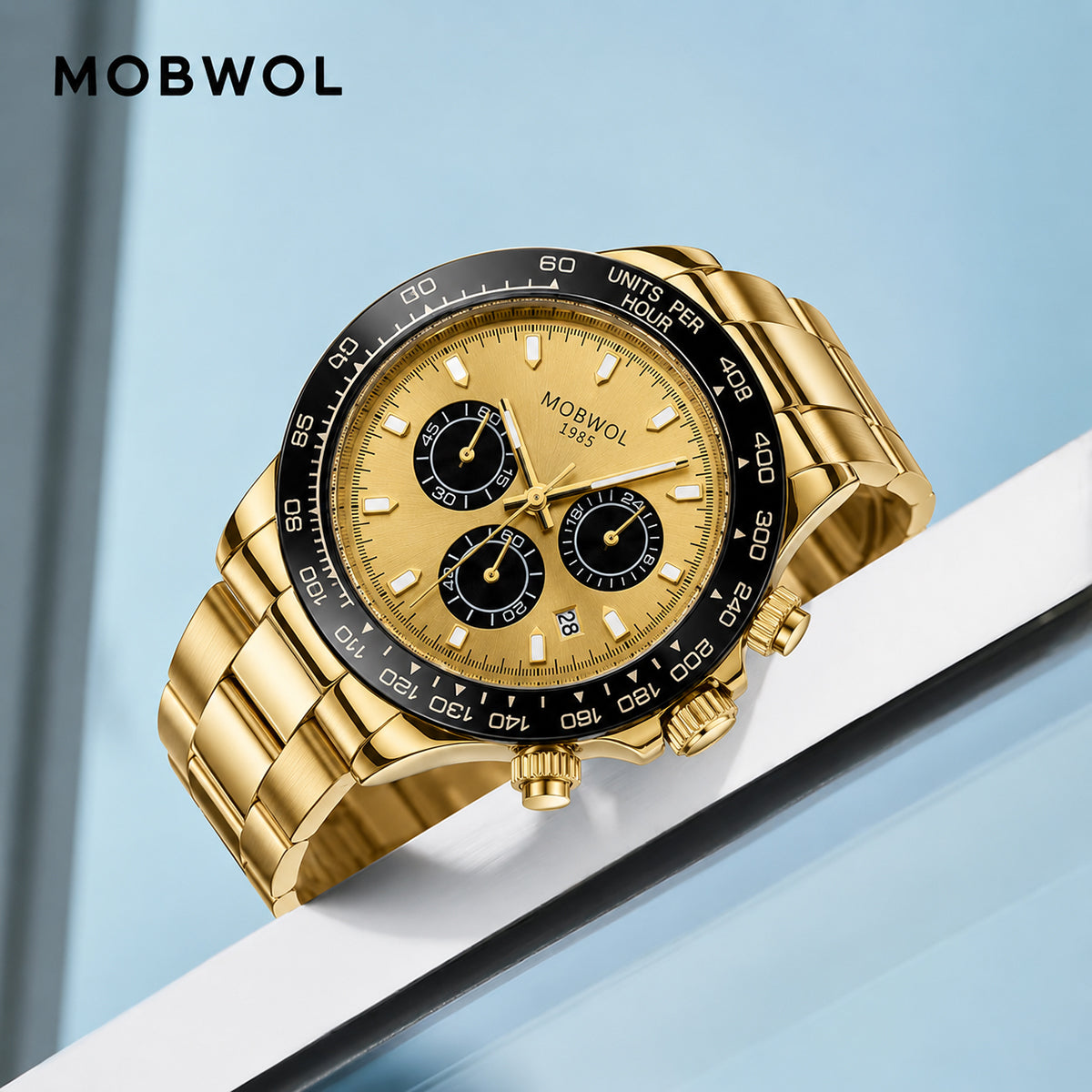Relógio dourado com mostrador amarelo e três submostradores, pulseira metálica