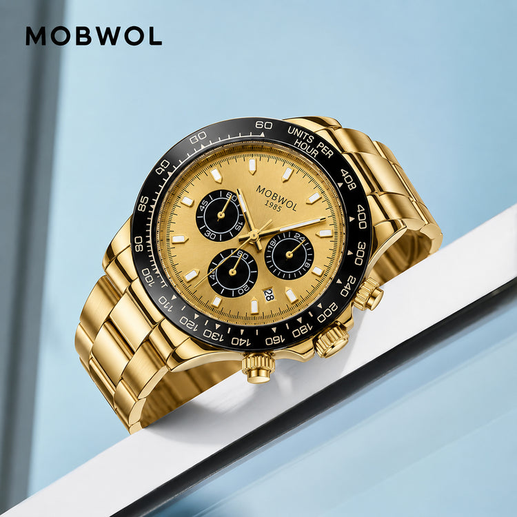 Relógio dourado com mostrador amarelo e três submostradores, pulseira metálica
