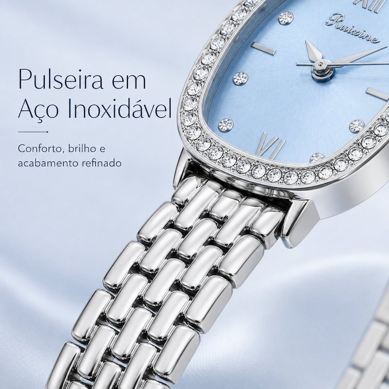 Close do relógio: pulseira prateada e mostrador azul claro com aro de strass