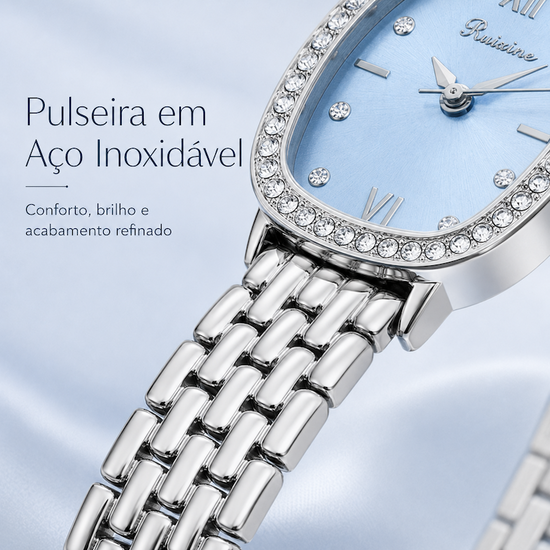 Close do relógio: pulseira prateada e mostrador azul claro com aro de strass