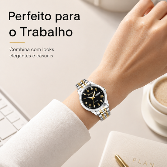 Relógio analógico no pulso, mostrador preto e pulseira metálica bicolor prateada e dourada.