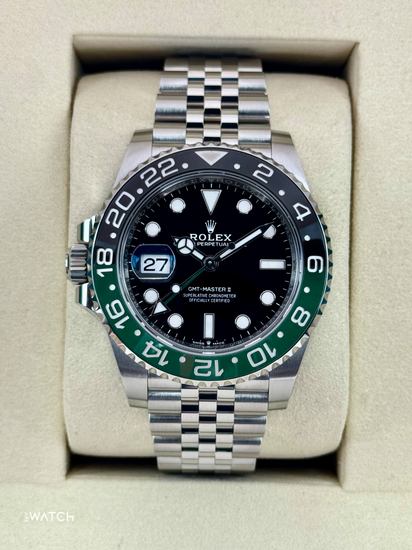 Relógio Rolex GMT Master II em caixa, mostrador preto e aro verde com pulseira de aço