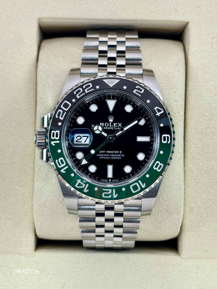 Relógio Rolex GMT Master II em caixa, mostrador preto e aro verde com pulseira de aço