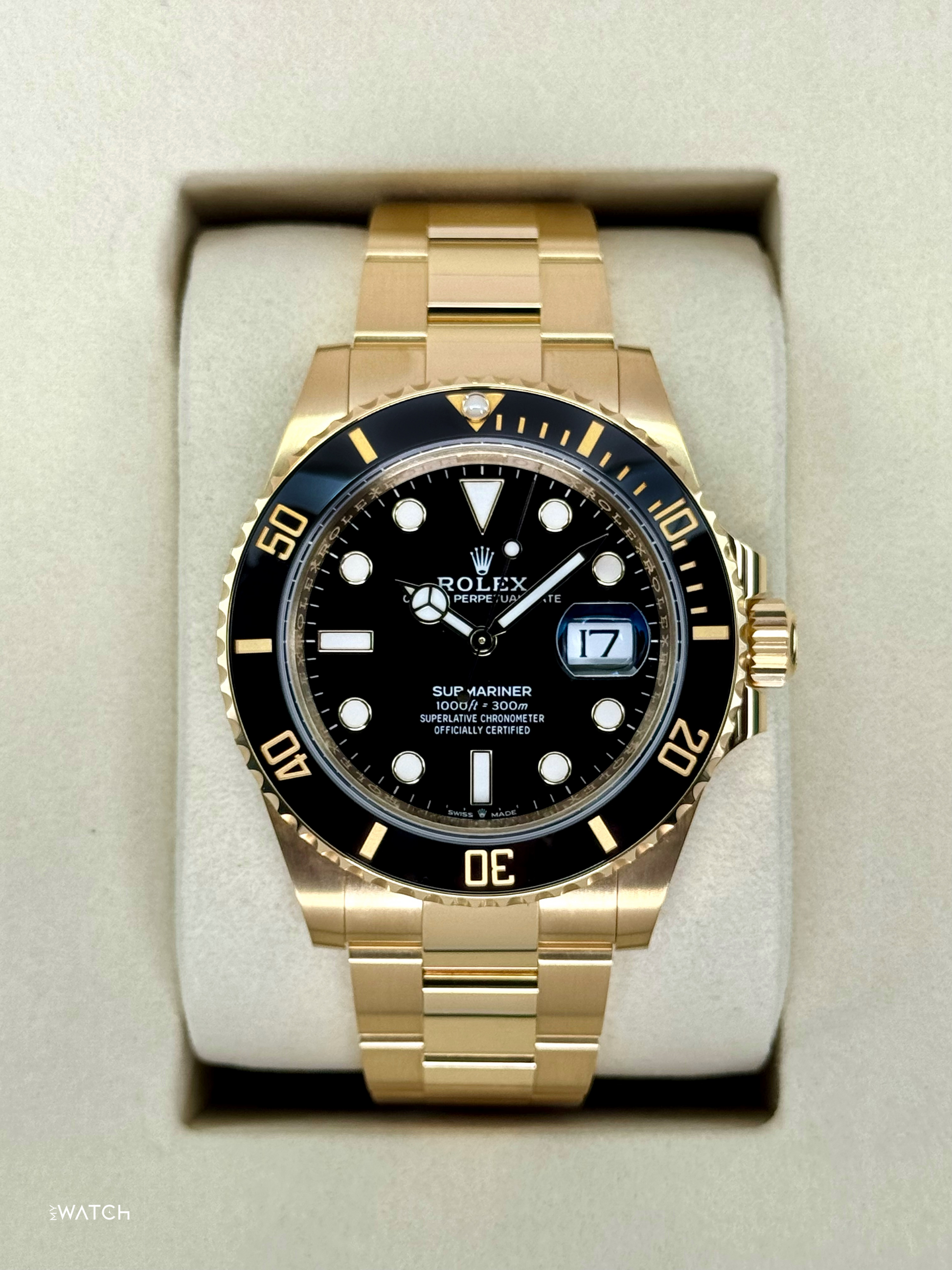 Relógio Submariner Date em ouro automático com mostrador preto e pulseira metálica