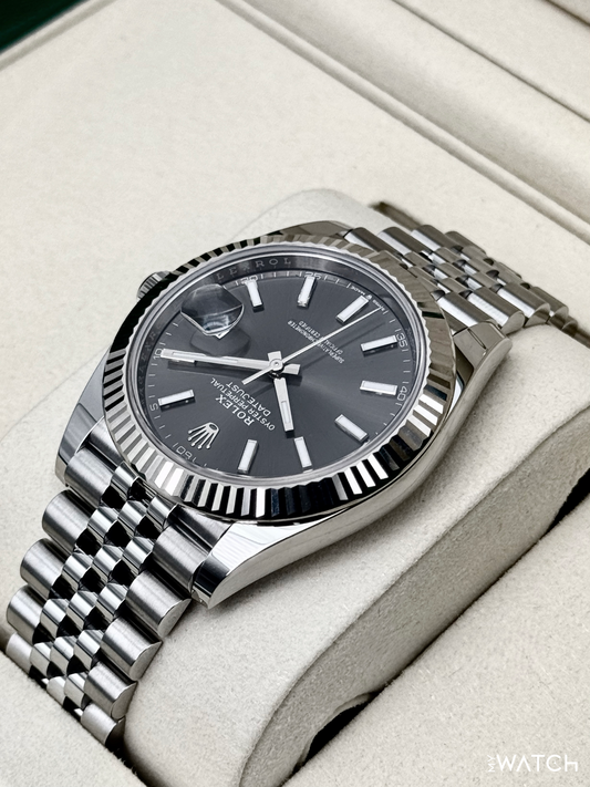 Relógio Rolex Datejust com mostrador preto, moldura canelada e pulseira de aço