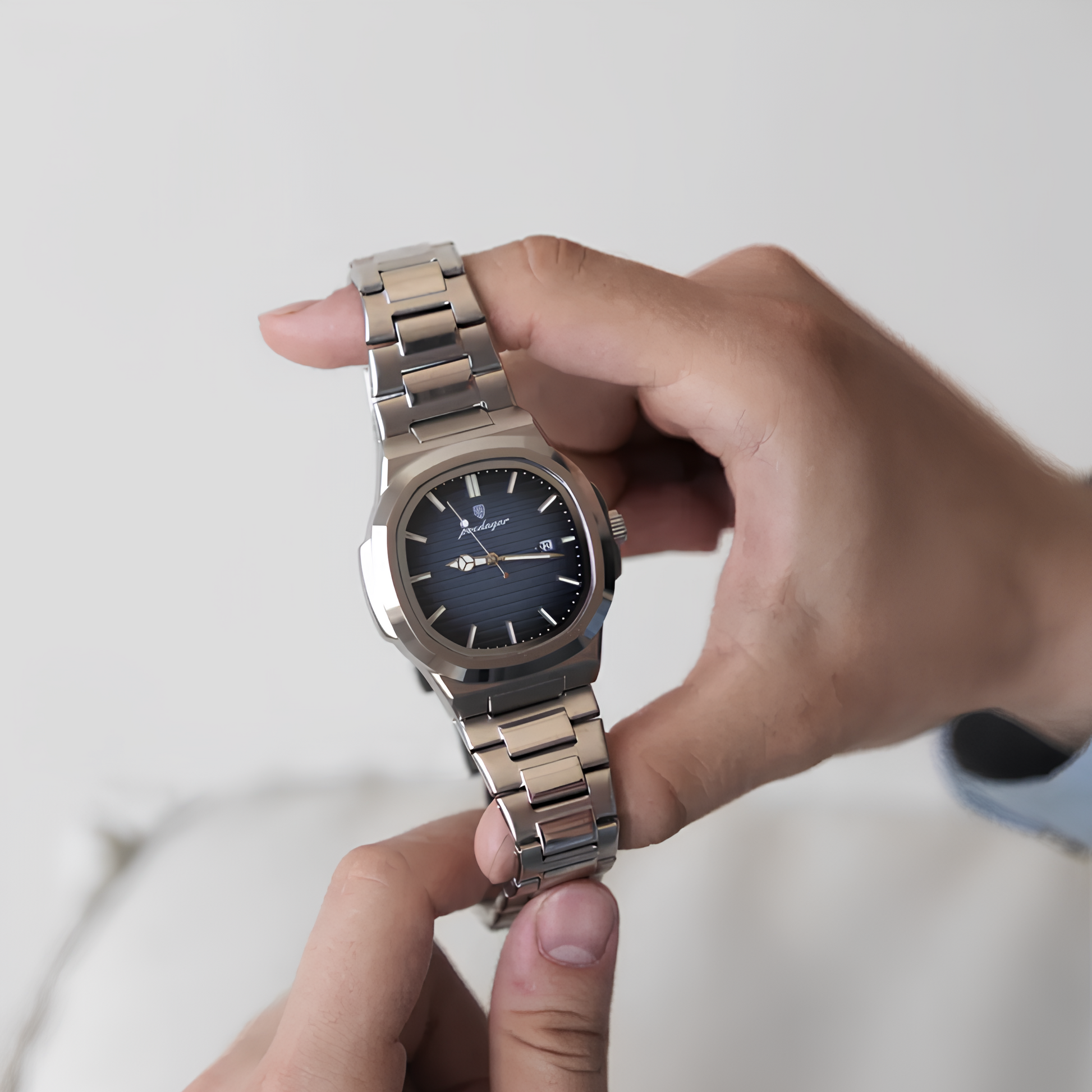 Relógio Nautilus de 41 mm com mostrador preto e pulseira metálica prateada