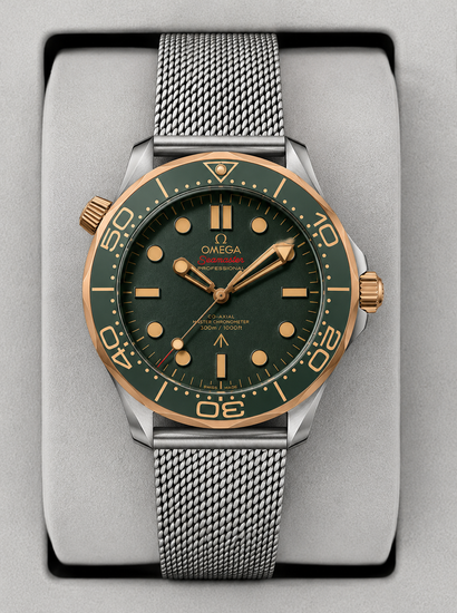 Relógio de mergulho Omega com mostrador verde e pulseira metálica mesh prateada