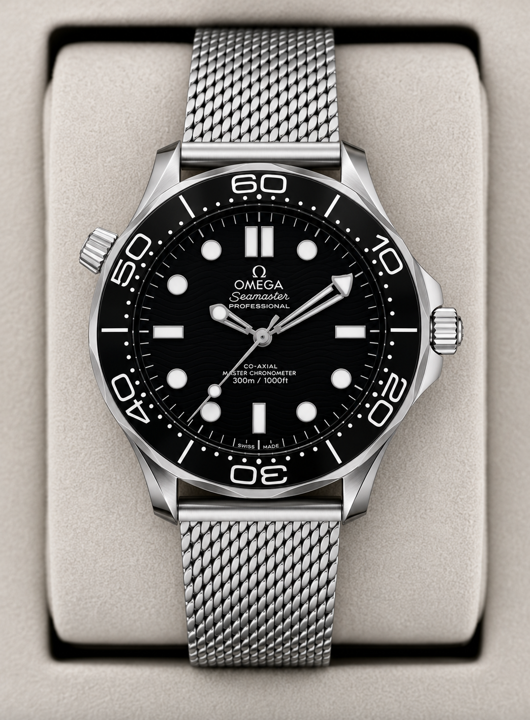 Relógio Omega com mostrador preto e bezel com marcações; pulseira de aço em malha