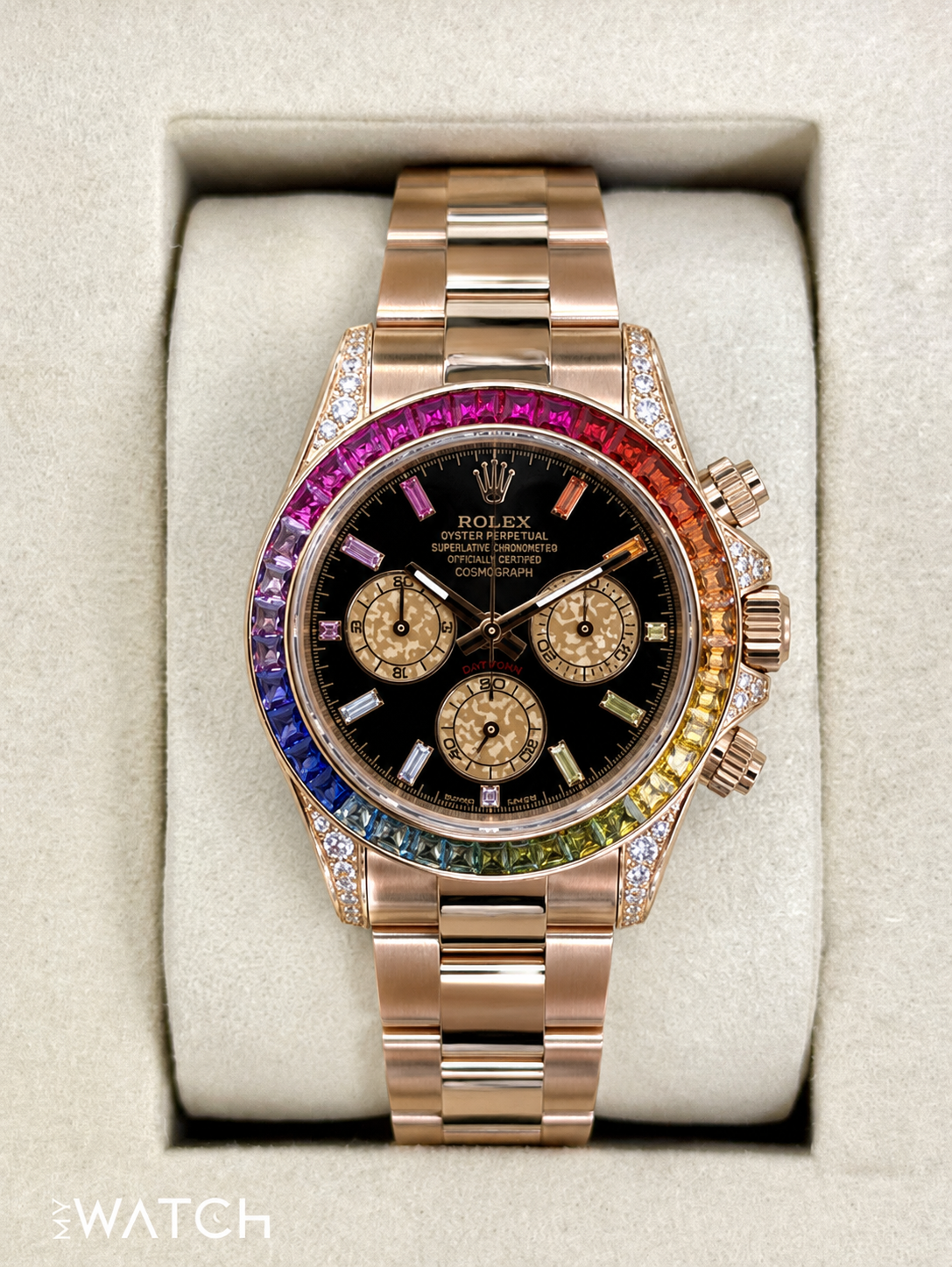 Relógio Daytona com pulseira aço e caixa rose, mostrador escuro e bezel colorida