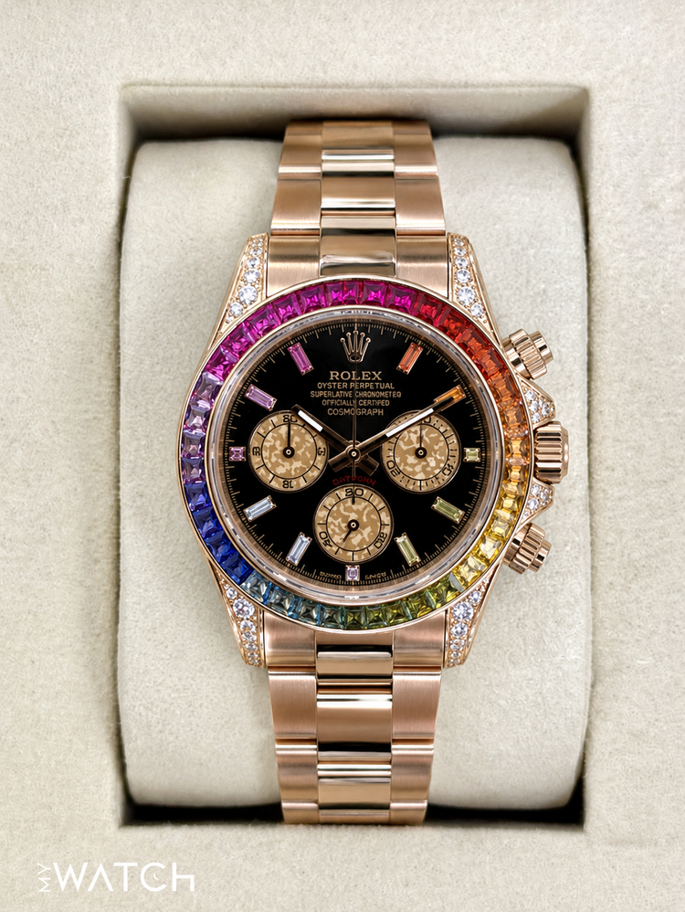 Relógio Daytona com pulseira aço e caixa rose, mostrador escuro e bezel colorida