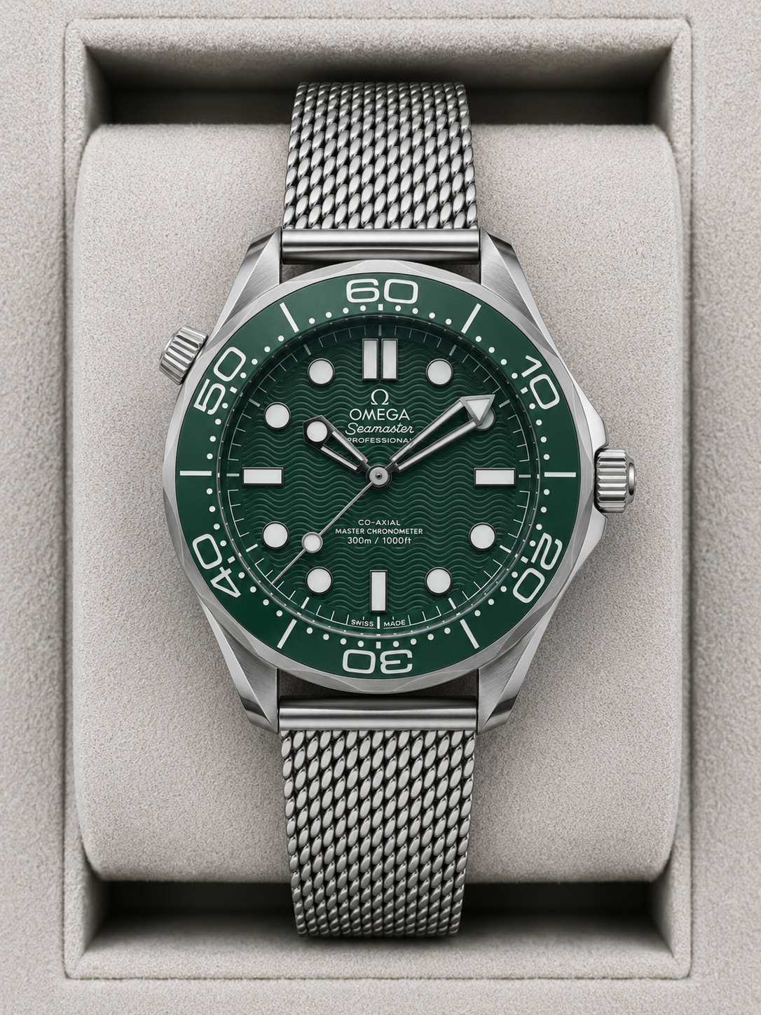 Relógio Omega Seamaster Diver 300M verde com pulseira de aço em malha e mostrador verde