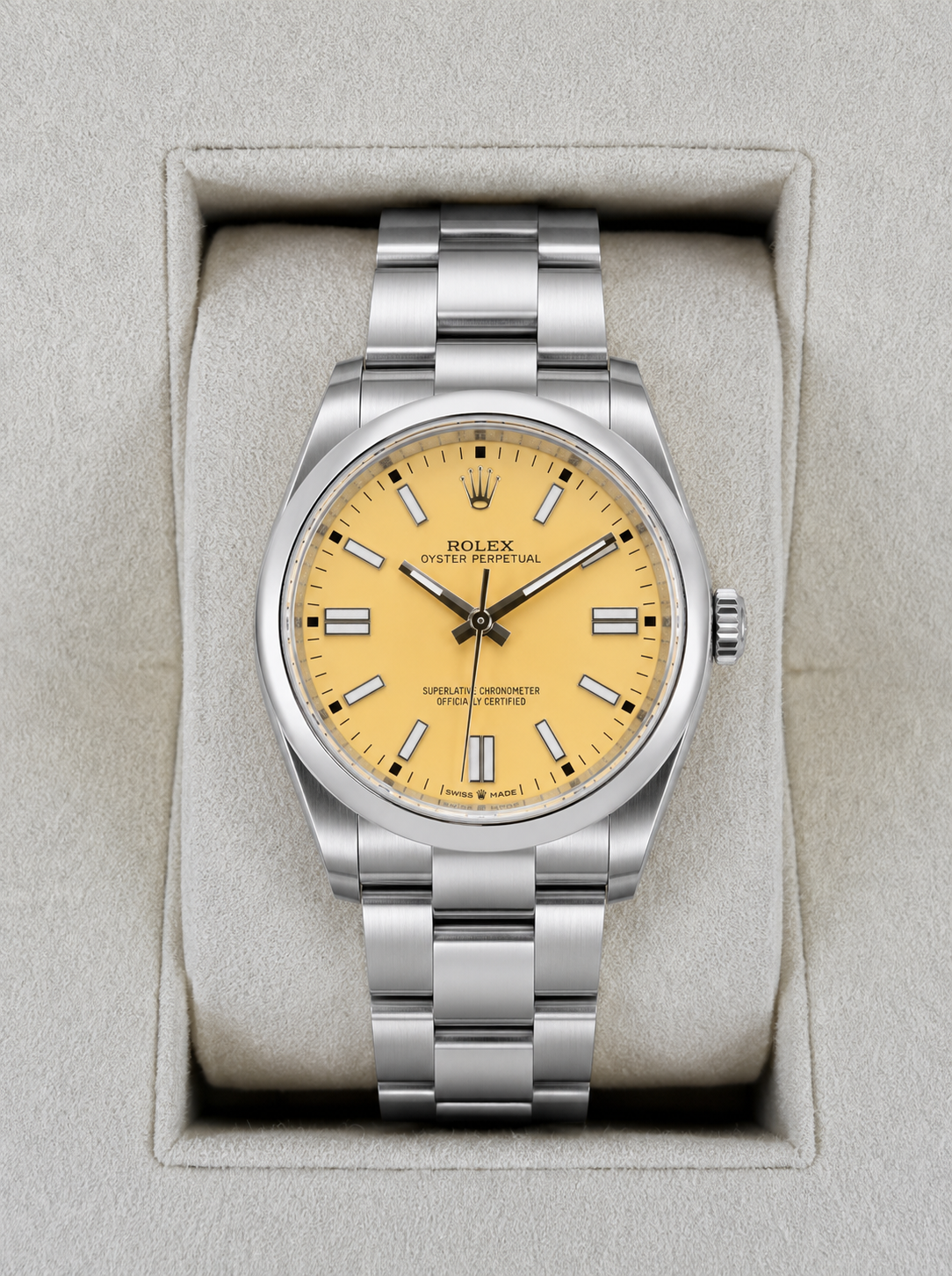 Relógio Rolex com pulseira de aço e mostrador amarelo, na caixa