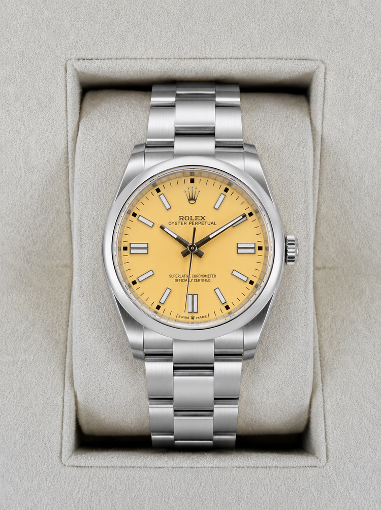 Relógio Rolex com pulseira de aço e mostrador amarelo, na caixa