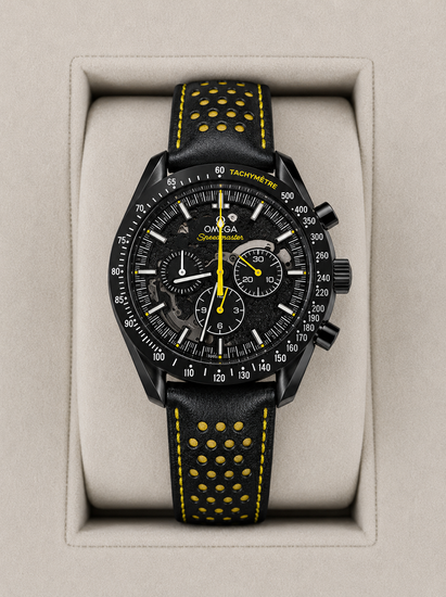 Relógio Omega com mostrador preto e pulseira de couro preta com furos amarelos