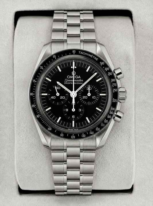 Relógio Omega Speedmaster com mostrador preto, cronógrafo e pulseira de aço