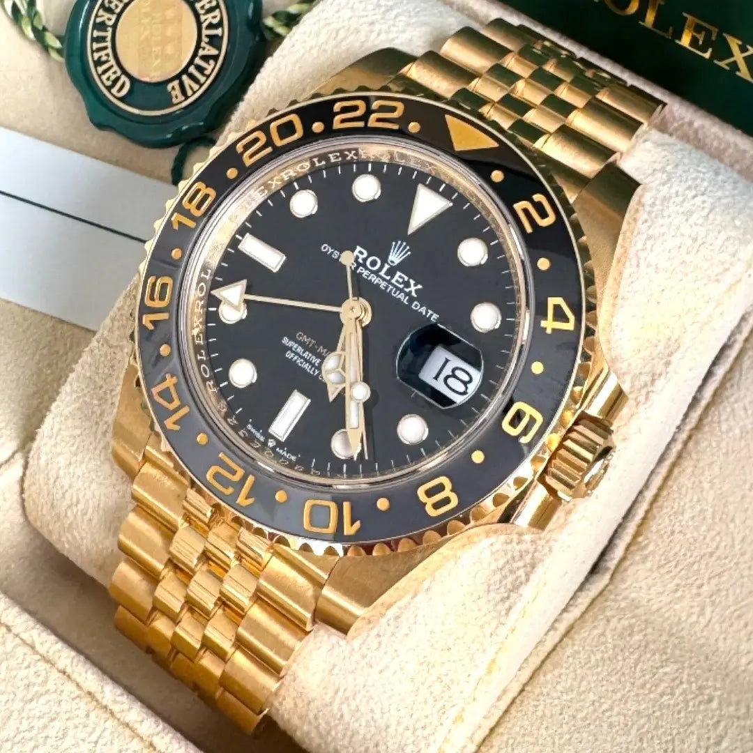 Relógio Rolex GMT Master II em ouro, mostrador preto com janela de data 18