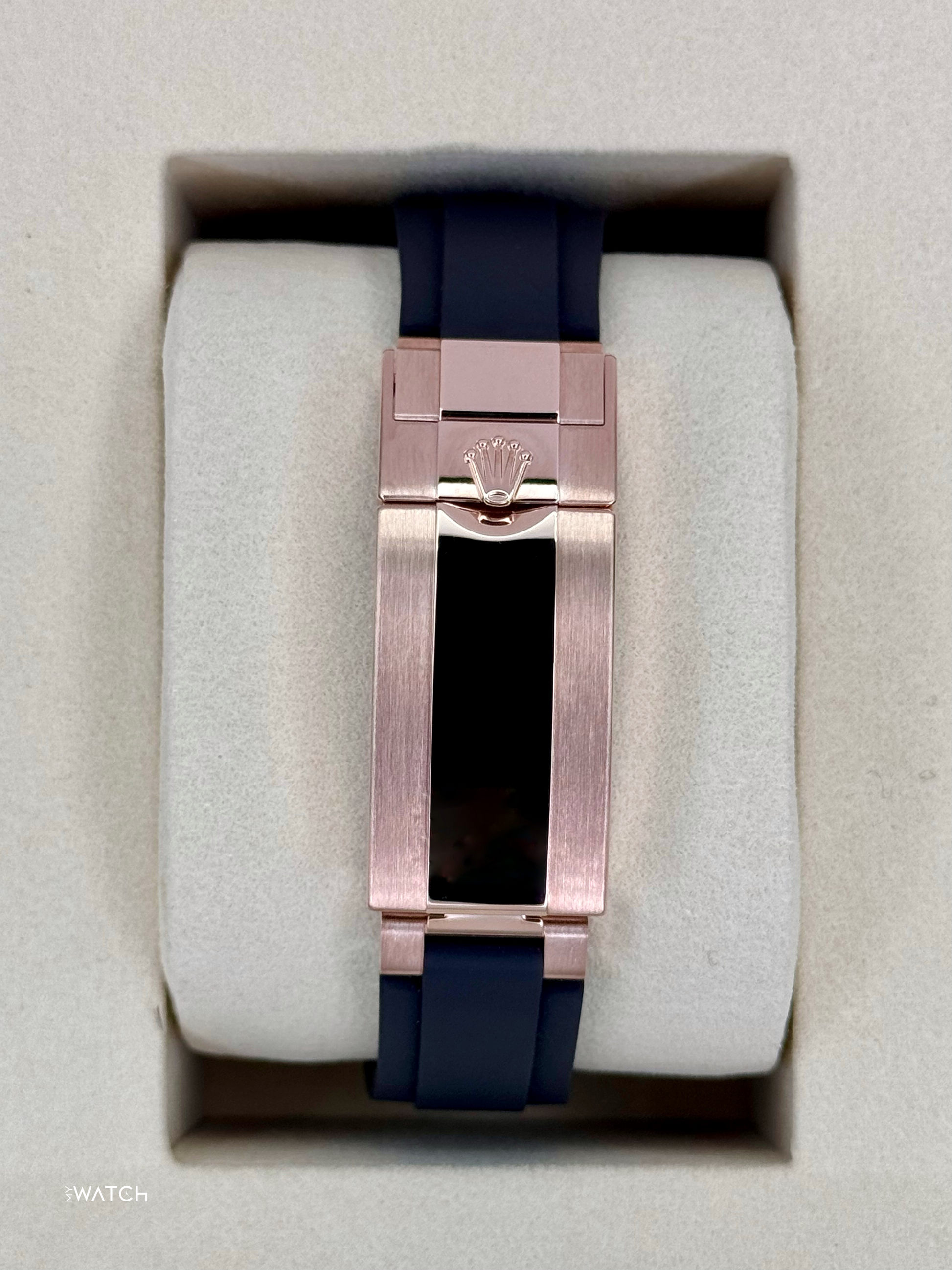 Relógio Rolex com fecho metálico e pulseira preta, caixa em ouro rosé