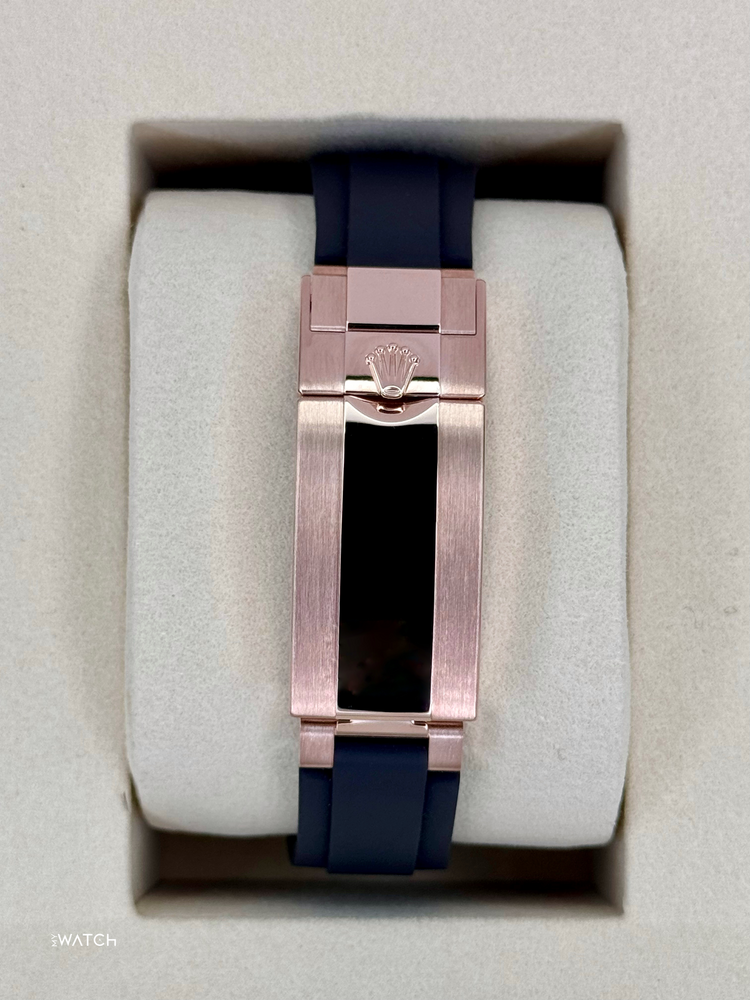 Relógio Rolex com fecho metálico e pulseira preta, caixa em ouro rosé