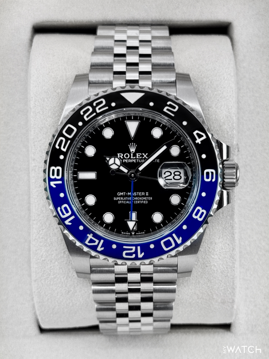 Relógio automático Rolex com mostrador preto e moldura azul no bracelete de aço