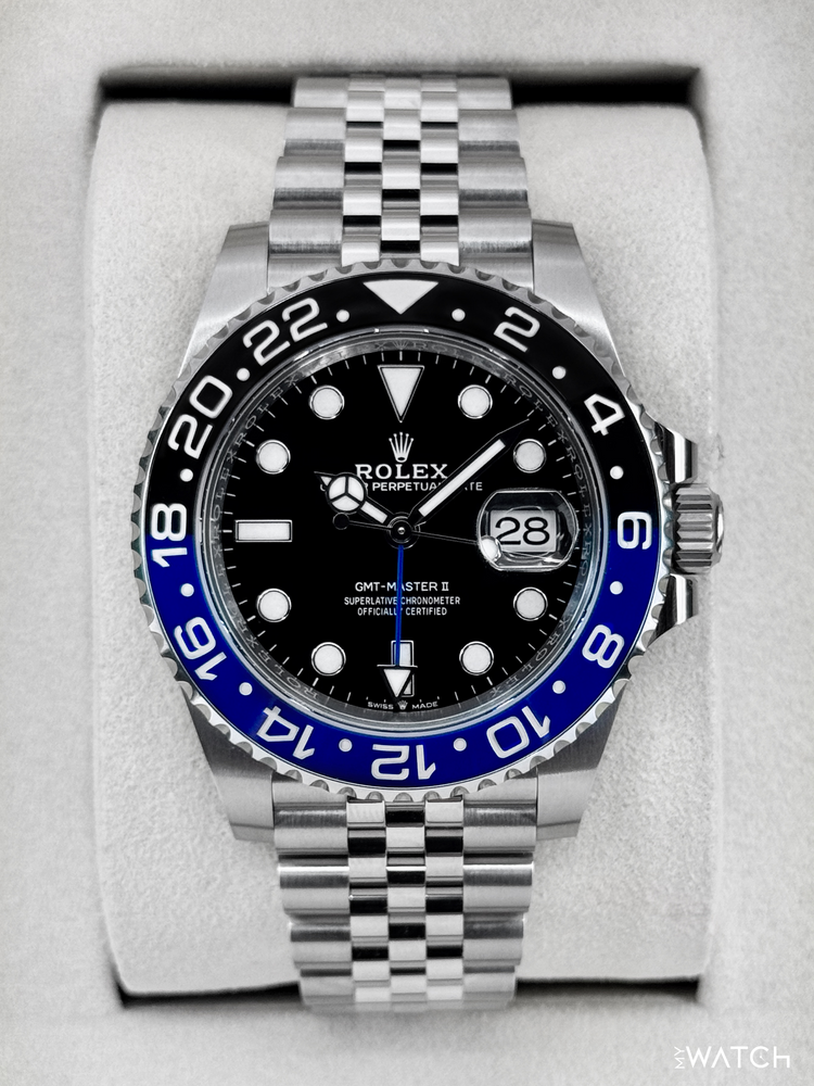 Relógio automático Rolex com mostrador preto e moldura azul no bracelete de aço