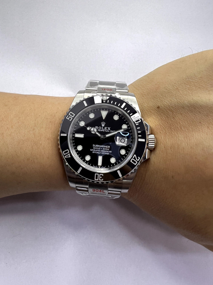 Relógio Rolex Submariner Date automático com mostrador preto e pulseira de aço no braço