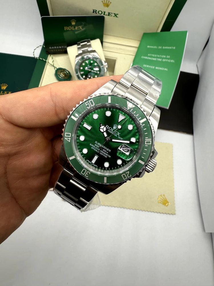 Relógio Rolex Submariner com mostrador verde, luneta verde e bracelete de aço