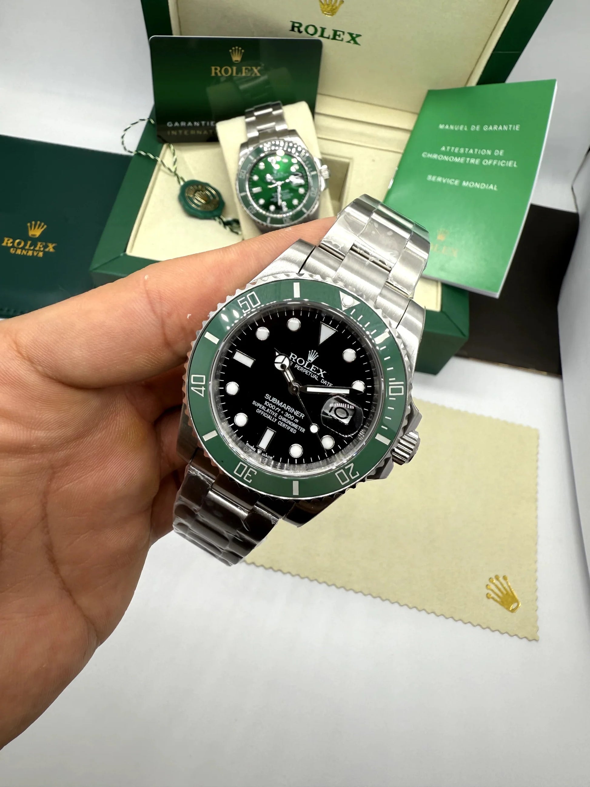Relógio Rolex Submariner com caixa de aço, mostrador preto e bisel verde