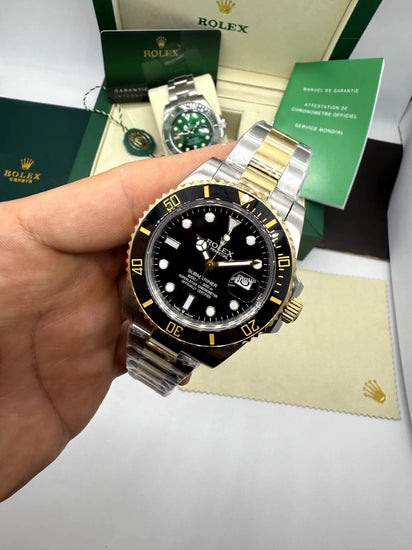 Relógio Rolex Submariner preto com pulseira aço e ouro e luneta dourada