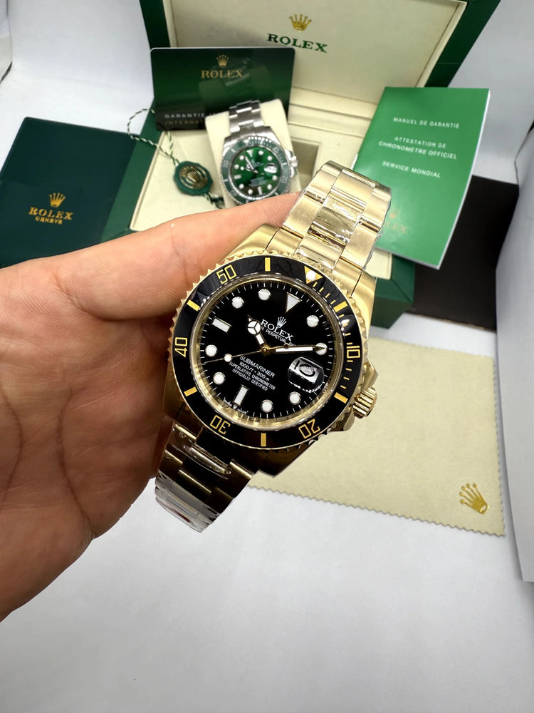Relógio Submariner Date em ouro automático com mostrador preto e coroa de ajuste