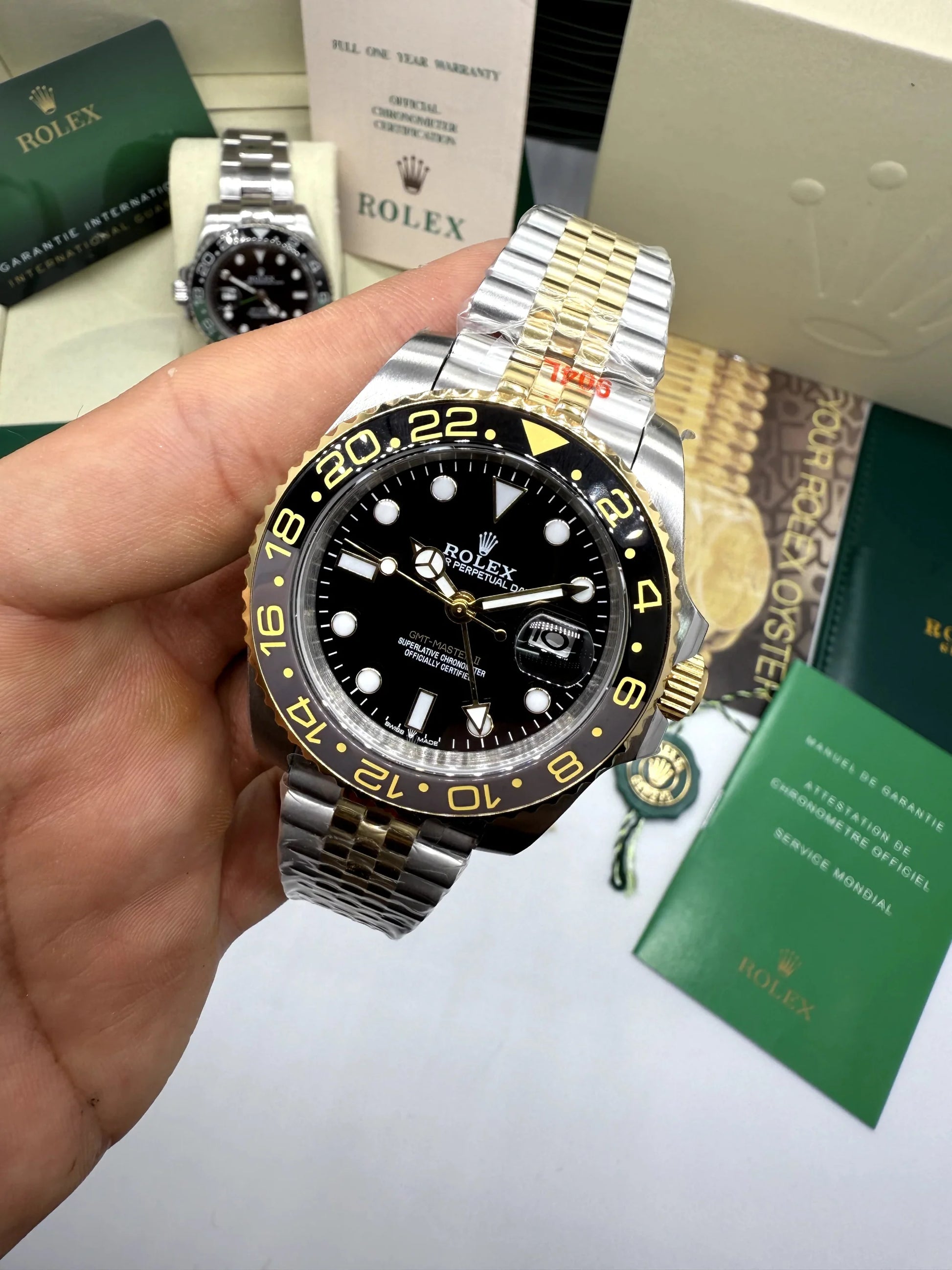 Relógio Rolex com caixa em aço e dourado, mostrador preto e luneta azul