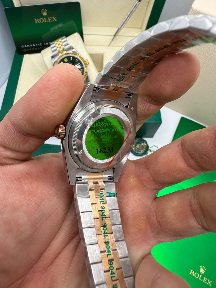 Relógio Rolex Datejust bicolor com tampa traseira e pulseira de aço e ouro