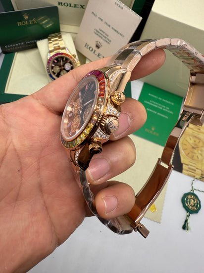 Relógio Daytona com lateral da caixa e botões, coroa visível e pulseira metálica
