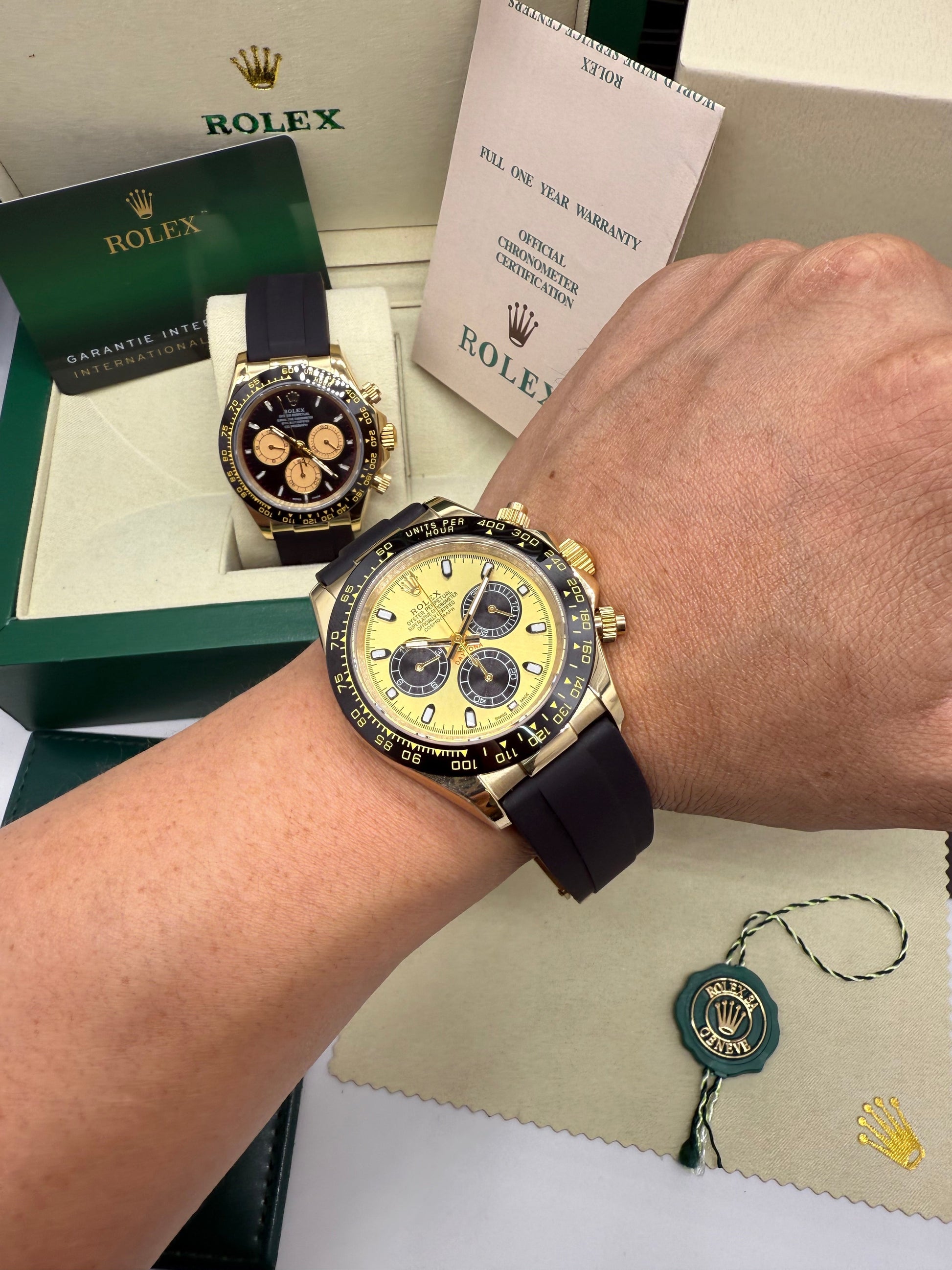 Relógio Daytona automático no pulso, mostrador amarelo e pulseira azul escura