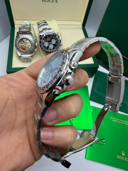 Relógio Daytona com mostrador azul gelo visto de costas, botões e pulseira de aço