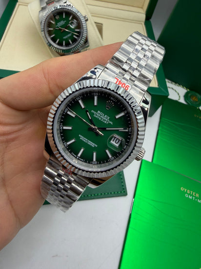 Relógio Rolex Datejust no pulso com mostrador verde, janela de data e pulseira Jubilee