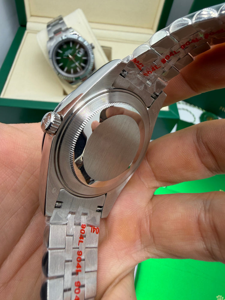 Laterais do relógio Rolex Datejust em aço com pulseira Jubilee e mostrador verde