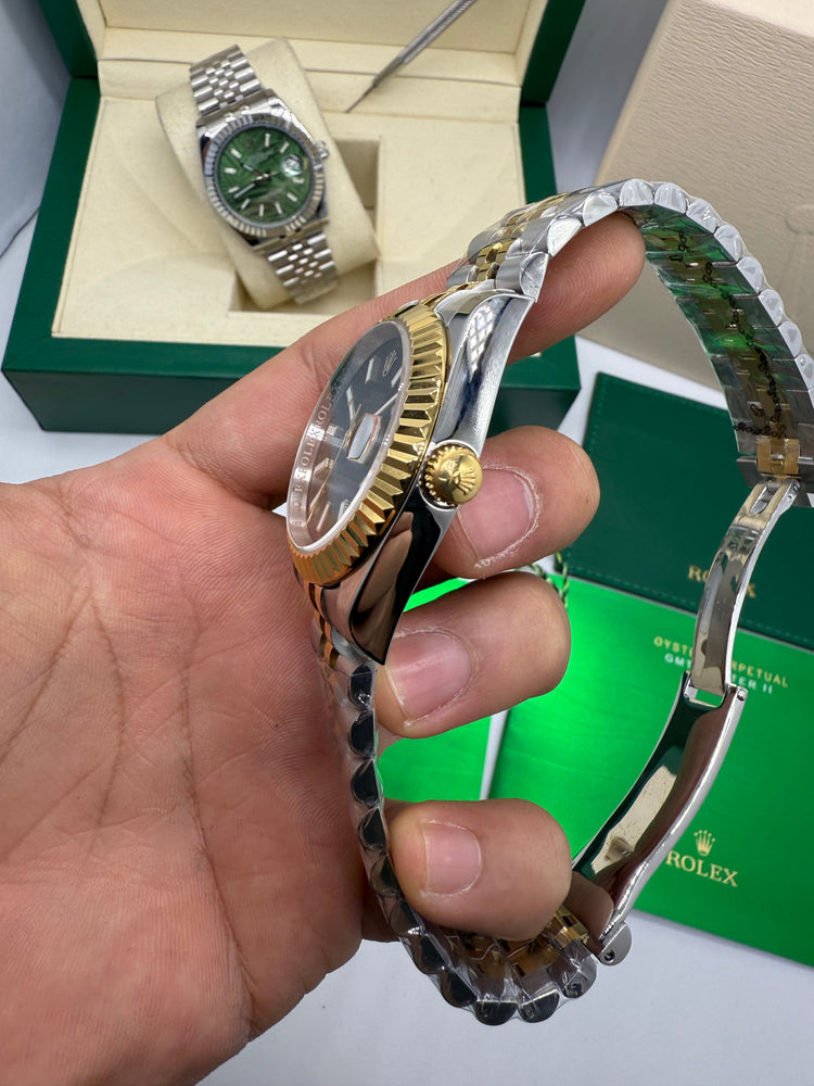 Relógio Rolex Datejust bicolor: lateral com coroa e elos da pulseira Jubilee