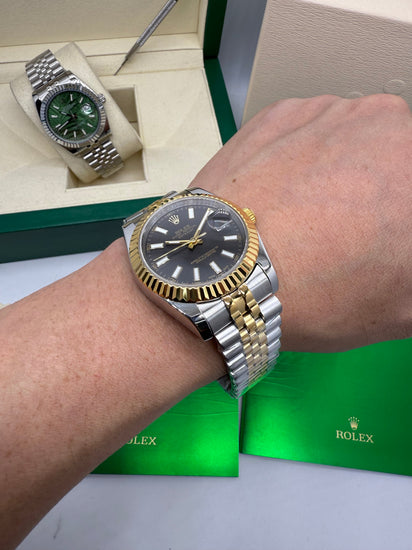 Relógio Rolex Datejust bicolor em aço e ouro com mostrador preto e pulseira Jubilee