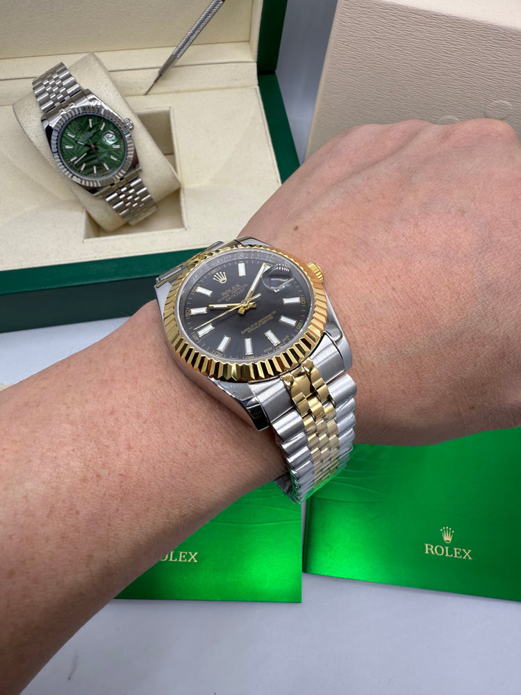 Relógio Rolex Datejust bicolor em aço e ouro com mostrador preto e pulseira Jubilee