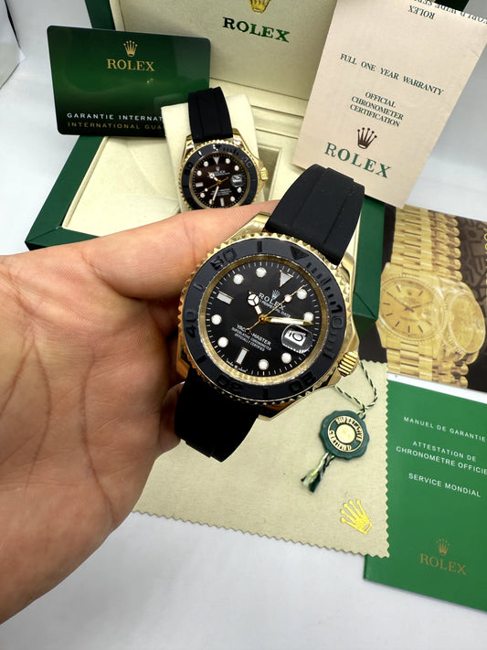 Relógio Rolex em caixa dourada com mostrador azul e pulseira de borracha preta