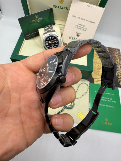 Relógio Rolex Air-King preto, vista lateral da caixa e pulseira metálica