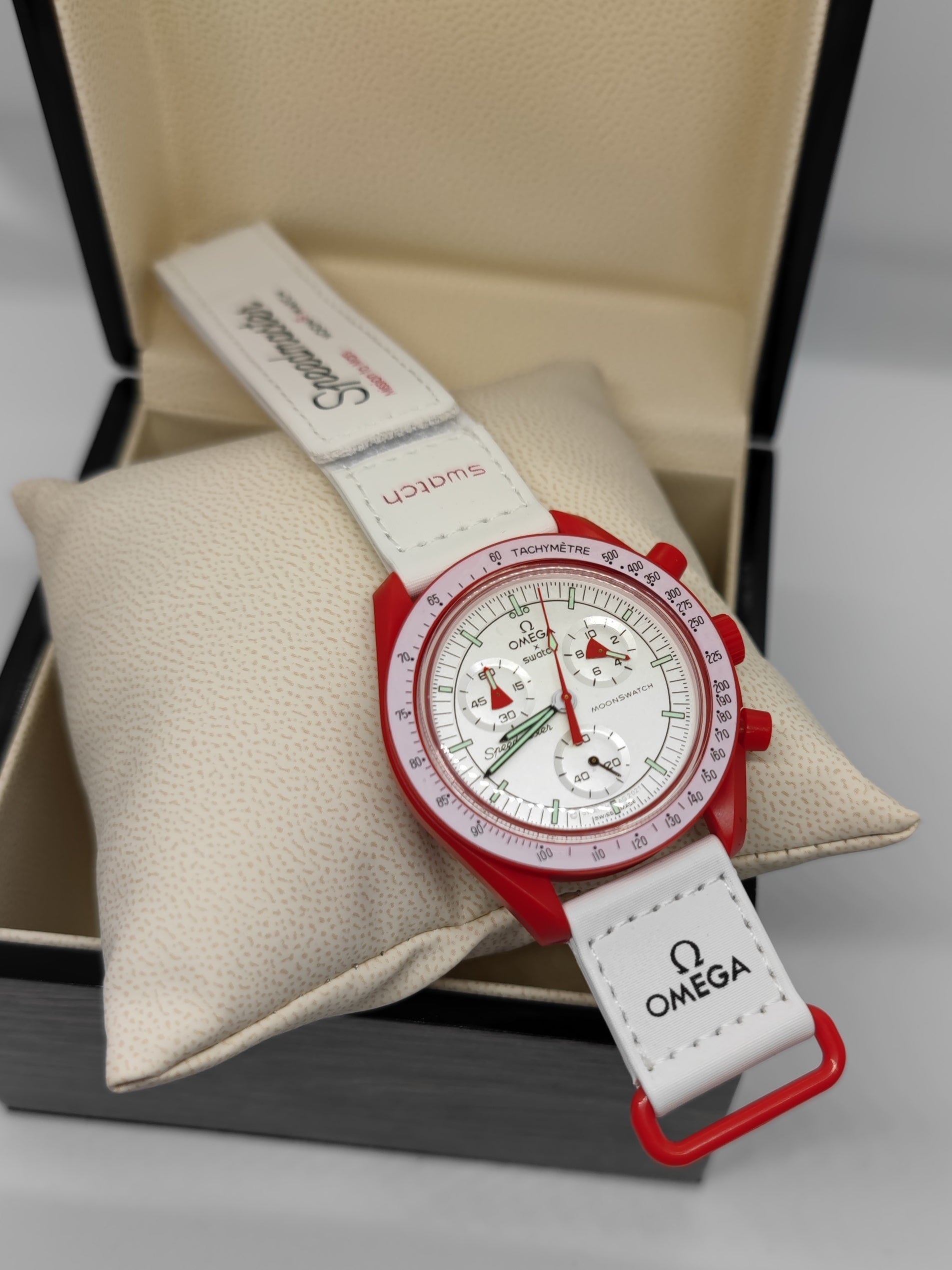 Relógio Omega Swatch MoonSwatch 42 mm com mostrador branco e pulseira vermelha