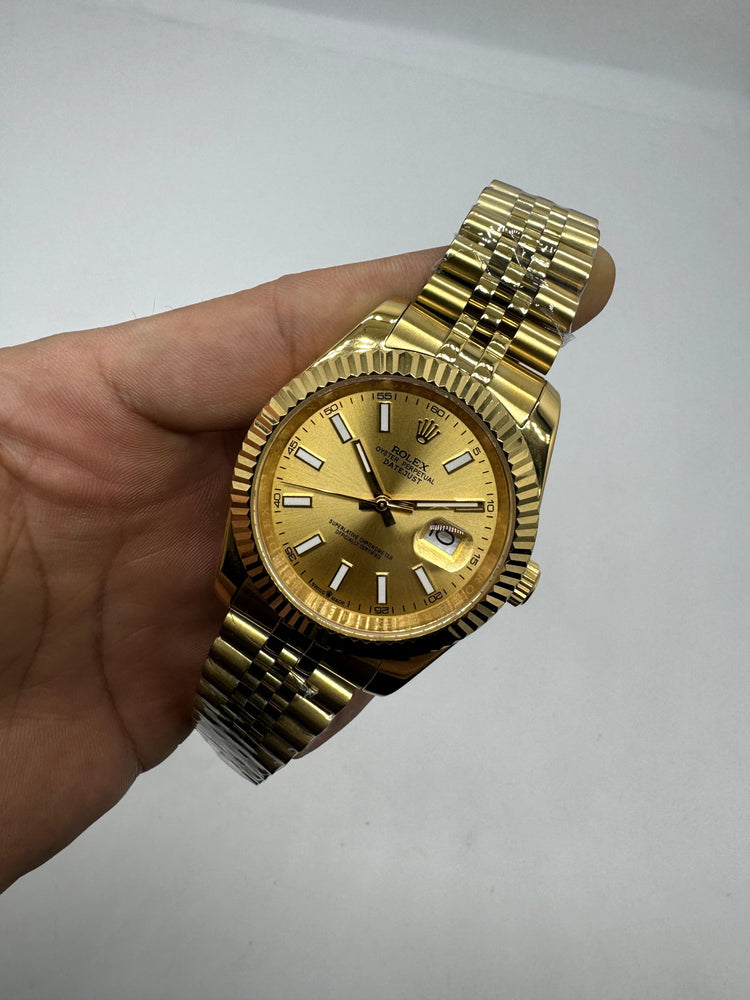 Relógio Rolex Datejust dourado com mostrador amarelo e pulseira metálica, detalhe na lateral