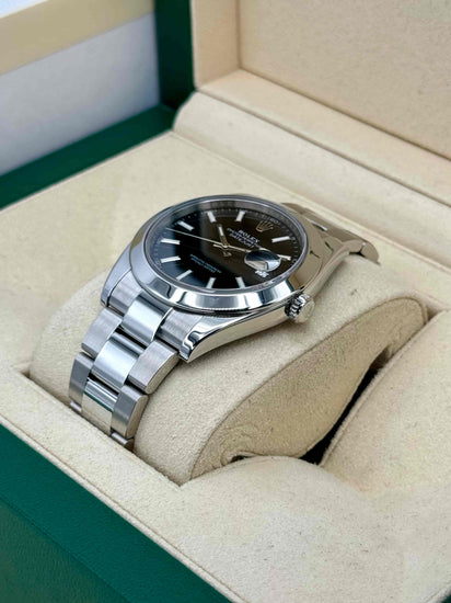 Relógio Rolex Datejust com mostrador preto e pulseira de aço, de lado