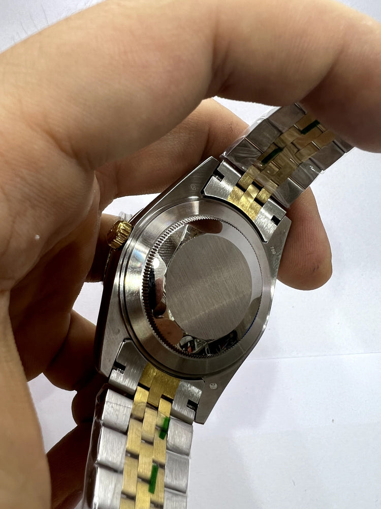 Caixa lateral do relógio bicolor com coroa e pulseira de aço e ouro